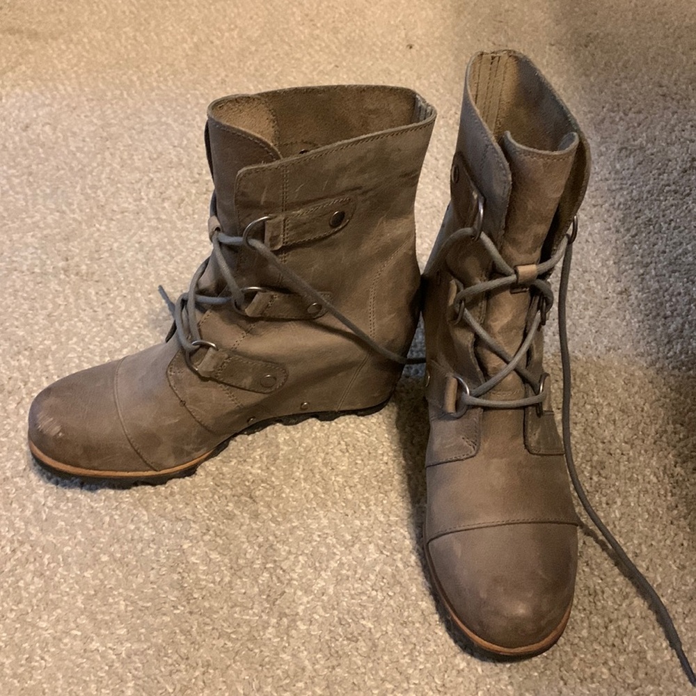 Sorel grey wedge boots size 9
